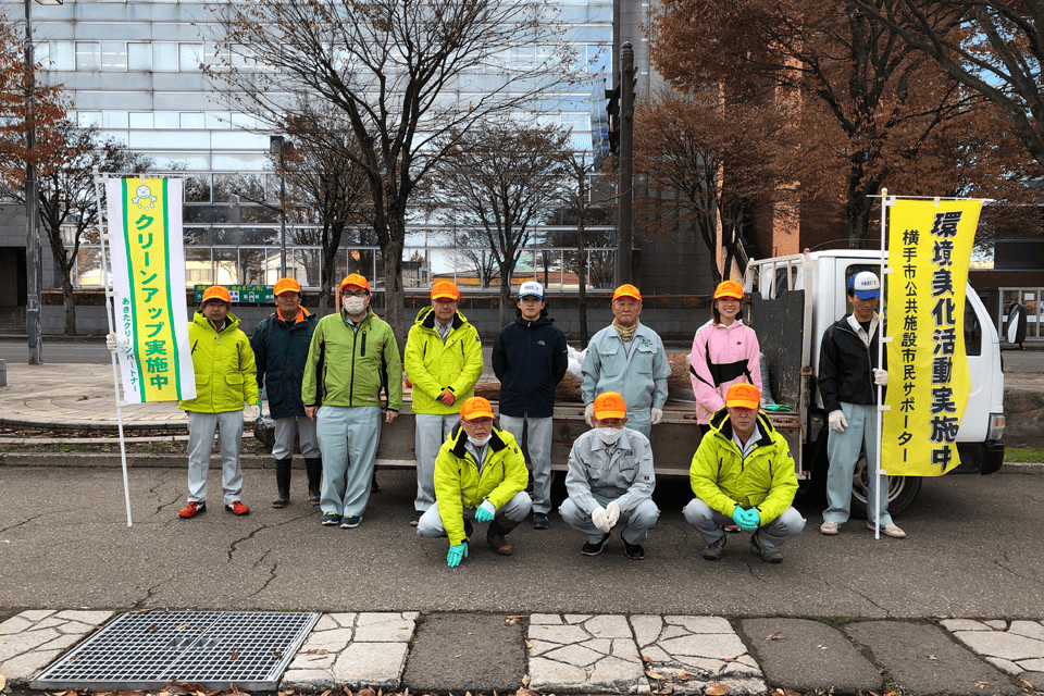 横手地域局前広場の清掃を行いました